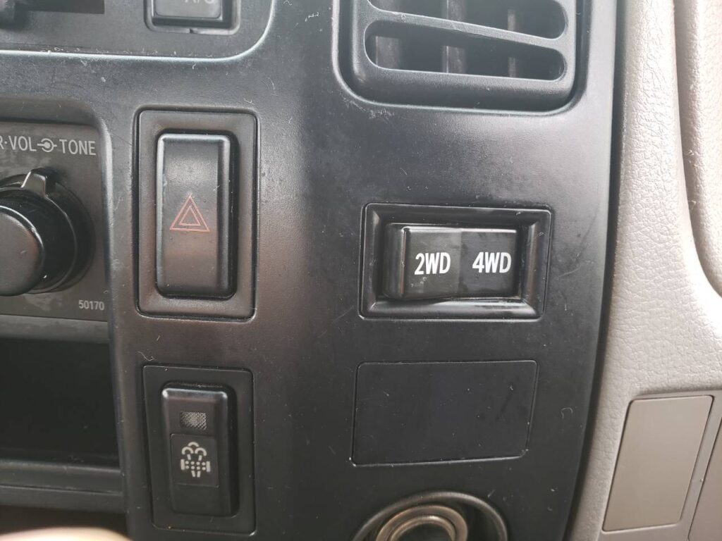 平成18年　トヨタ　ダイナ　２トン平ロング　４ＷＤ（車検1年付）