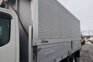 サムネイル: 平成24年　日野　デュトロ　3.5トンアルミウィング　ワイド超ロング・バックモニター付（車検１年付）