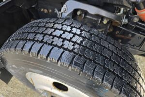 サムネイル: 平成20年　いすゞ　エルフ　２トン５段クレーン　フックイン・ラジコン付（車検1年付）