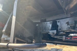 サムネイル: 平成25年　いすゞ　エルフ　２トン３段クレーンロング　フックイン（車検１年付）