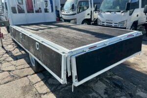 サムネイル: 平成25年　いすゞ　エルフ　２トン３段クレーンロング　フックイン（車検１年付）