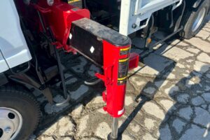 サムネイル: 平成25年　いすゞ　エルフ　２トン３段クレーンロング　フックイン（車検１年付）