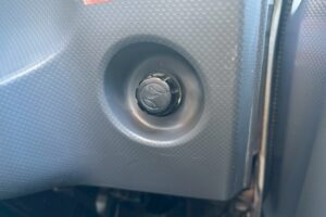 サムネイル: 平成25年　いすゞ　エルフ　２トン３段クレーンロング　フックイン（車検１年付）