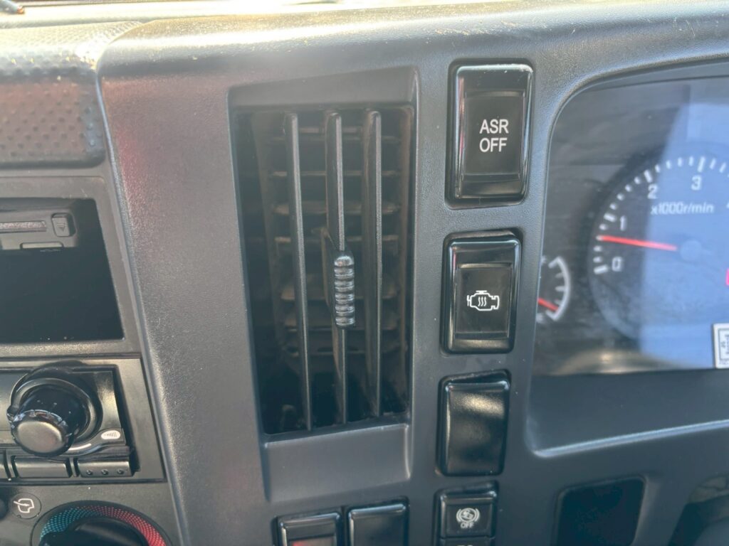 平成25年　いすゞ　エルフ　２トン３段クレーンロング　フックイン（車検１年付）