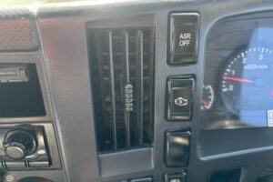 サムネイル: 平成25年　いすゞ　エルフ　２トン３段クレーンロング　フックイン（車検１年付）