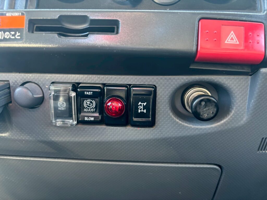 平成25年　いすゞ　エルフ　２トン３段クレーンロング　フックイン（車検１年付）