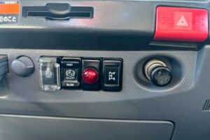 サムネイル: 平成25年　いすゞ　エルフ　２トン３段クレーンロング　フックイン（車検１年付）