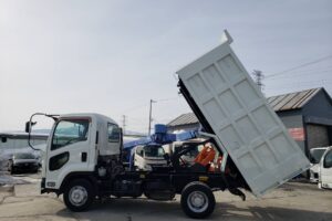 サムネイル: 平成24年　いすゞ　フォワード　４トン深ダンプ　土砂禁（車検令和９年１月）