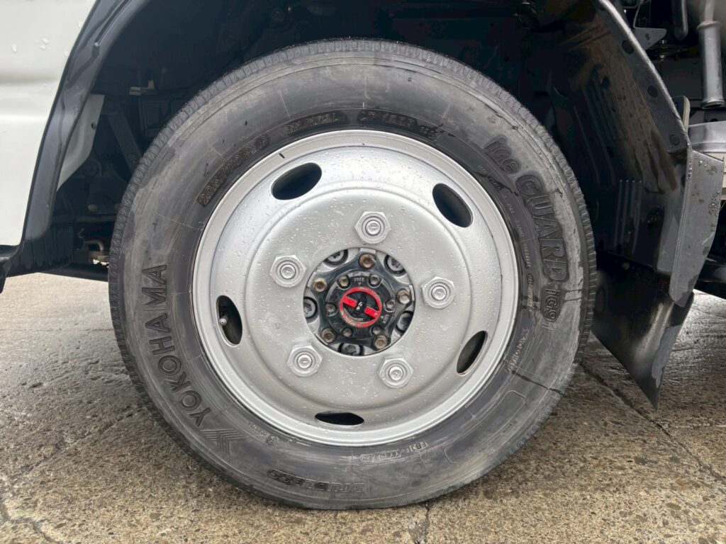 令和1年　いすゞ　エルフ　1.5トン平　4WD　バックモニター・MTモード付AT（車検令和9年1月）