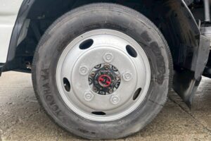 サムネイル: 令和1年　いすゞ　エルフ　1.5トン平　4WD　バックモニター・MTモード付AT（車検令和9年1月）