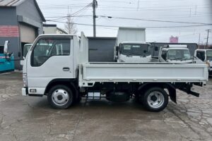 サムネイル: 令和1年　いすゞ　エルフ　1.5トン平　4WD　バックモニター・MTモード付AT（車検令和9年1月）