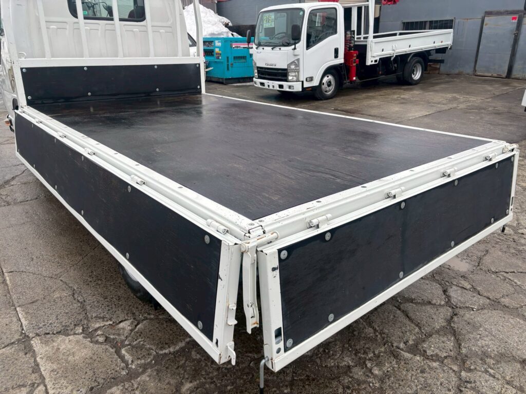 令和1年　いすゞ　エルフ　1.5トン平　4WD　バックモニター・MTモード付AT（車検令和9年1月）