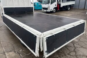 サムネイル: 令和1年　いすゞ　エルフ　1.5トン平　4WD　バックモニター・MTモード付AT（車検令和9年1月）