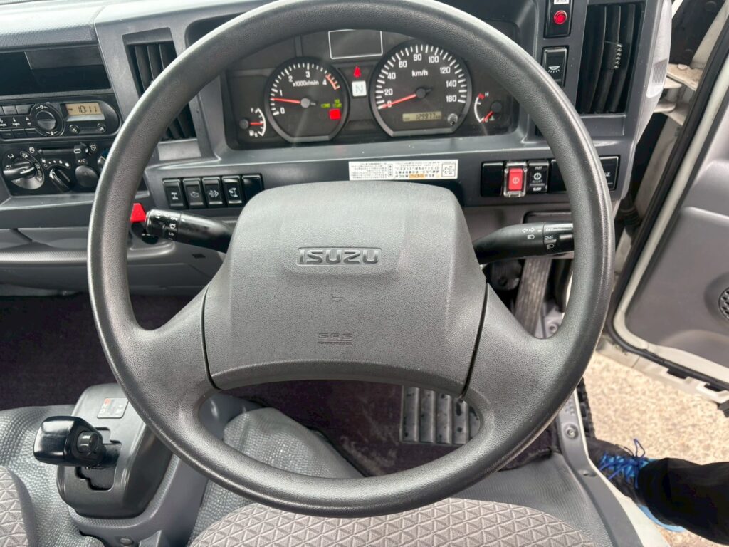 令和1年　いすゞ　エルフ　1.5トン平　4WD　バックモニター・MTモード付AT（車検令和9年1月）