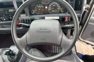 サムネイル: 令和1年　いすゞ　エルフ　1.5トン平　4WD　バックモニター・MTモード付AT（車検令和9年1月）