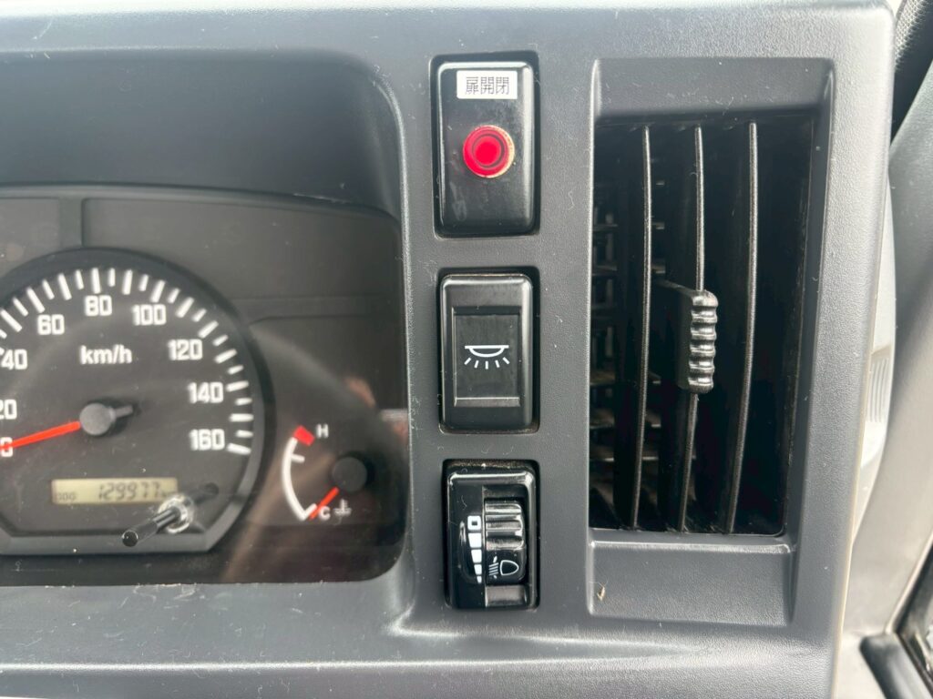 令和1年　いすゞ　エルフ　1.5トン平　4WD　バックモニター・MTモード付AT（車検令和9年1月）