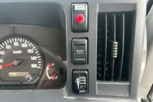 サムネイル: 令和1年　いすゞ　エルフ　1.5トン平　4WD　バックモニター・MTモード付AT（車検令和9年1月）