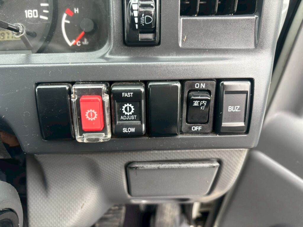 令和1年　いすゞ　エルフ　1.5トン平　4WD　バックモニター・MTモード付AT（車検令和9年1月）