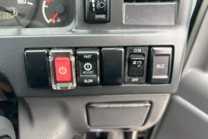 サムネイル: 令和1年　いすゞ　エルフ　1.5トン平　4WD　バックモニター・MTモード付AT（車検令和9年1月）