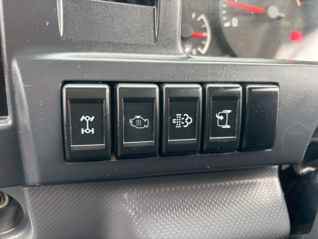 令和1年　いすゞ　エルフ　1.5トン平　4WD　バックモニター・MTモード付AT（車検令和9年1月）