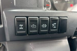 サムネイル: 令和1年　いすゞ　エルフ　1.5トン平　4WD　バックモニター・MTモード付AT（車検令和9年1月）