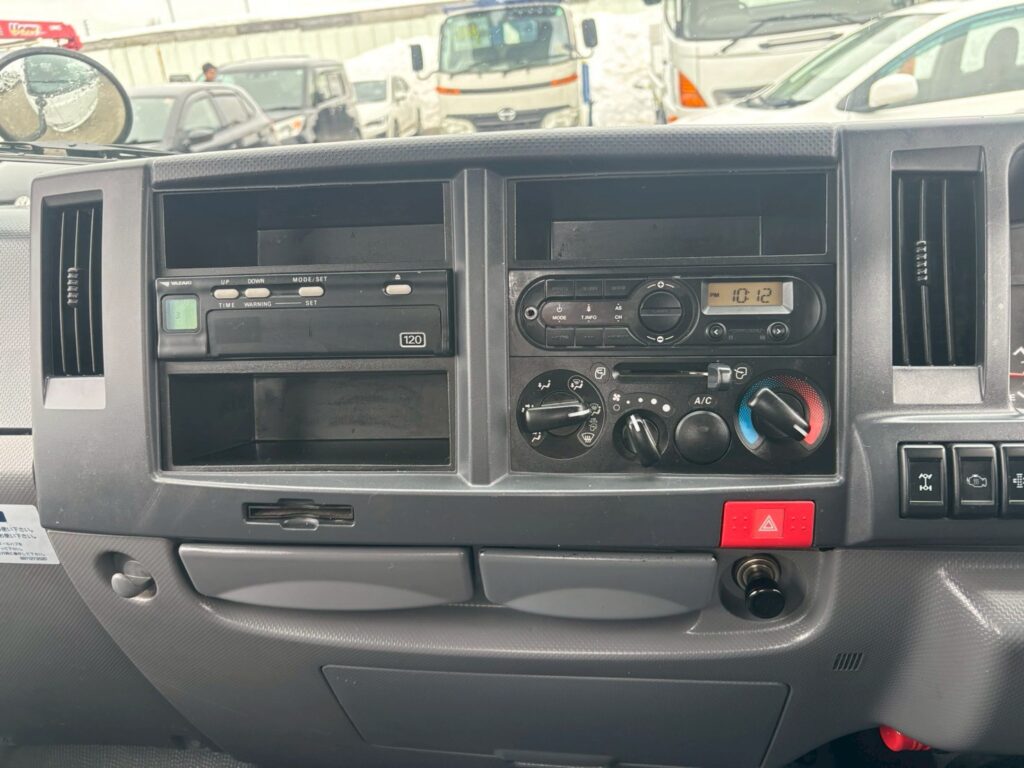 令和1年　いすゞ　エルフ　1.5トン平　4WD　バックモニター・MTモード付AT（車検令和9年1月）