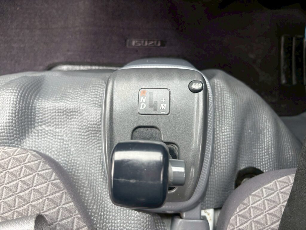 令和1年　いすゞ　エルフ　1.5トン平　4WD　バックモニター・MTモード付AT（車検令和9年1月）