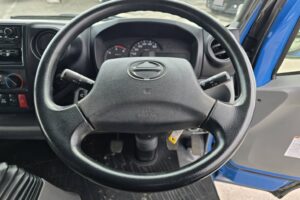 サムネイル: 平成27年　日野　デュトロ　２トン平　ワイド超ロング（車検1年付）