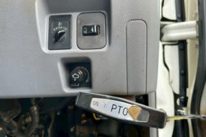 サムネイル: 【平成18年式】三菱キャンター3.5tクレーン付き平ボデー！【5段ブームラジコン付き】車検令和8年11月 札幌・江別・旭川・北見・釧路どこでも全国対応可能です！【お問い合わせは北見店へ～TEL0157-57-7166～】