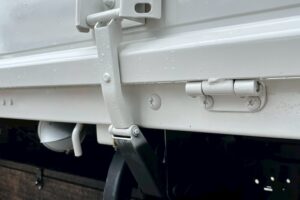 サムネイル: 【平成18年式】三菱キャンター3.5tクレーン付き平ボデー！【5段ブームラジコン付き】車検令和8年11月 札幌・江別・旭川・北見・釧路どこでも全国対応可能です！【お問い合わせは北見店へ～TEL0157-57-7166～】