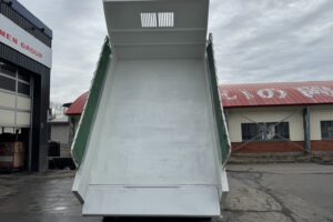 サムネイル: 平成28年　フォワード4トンLゲートダンプ　全塗装済み　電動コボレーン　車検1年付