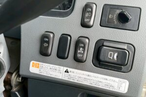 サムネイル: 【平成２１年】　三菱　ファイター　４トン　ハイジャッキセルフ　★ウインチ付　★ベッド付　(車検1年付）【お問い合わせは北見店へ～TEL0157-57-7166～】