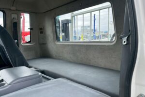 サムネイル: 【平成２１年】　三菱　ファイター　４トン　ハイジャッキセルフ　★ウインチ付　★ベッド付　(車検1年付）【お問い合わせは北見店へ～TEL0157-57-7166～】