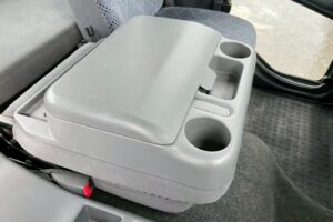 サムネイル: 【平成２１年】　三菱　ファイター　４トン　ハイジャッキセルフ　★ウインチ付　★ベッド付　(車検1年付）【お問い合わせは北見店へ～TEL0157-57-7166～】