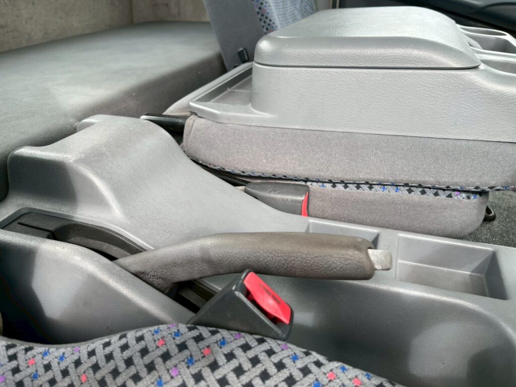 【平成２１年】　三菱　ファイター　４トン　ハイジャッキセルフ　★ウインチ付　★ベッド付　(車検1年付）【お問い合わせは北見店へ～TEL0157-57-7166～】