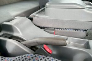 サムネイル: 【平成２１年】　三菱　ファイター　４トン　ハイジャッキセルフ　★ウインチ付　★ベッド付　(車検1年付）【お問い合わせは北見店へ～TEL0157-57-7166～】