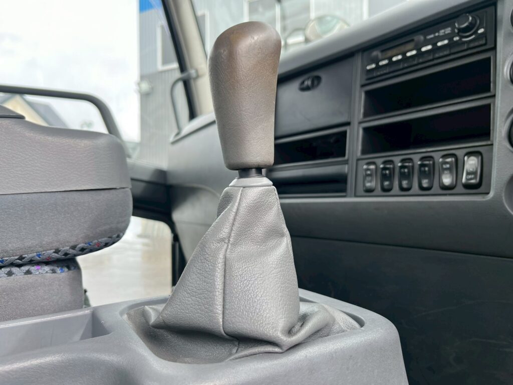 【平成２１年】　三菱　ファイター　４トン　ハイジャッキセルフ　★ウインチ付　★ベッド付　(車検1年付）【お問い合わせは北見店へ～TEL0157-57-7166～】