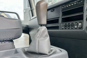 サムネイル: 【平成２１年】　三菱　ファイター　４トン　ハイジャッキセルフ　★ウインチ付　★ベッド付　(車検1年付）【お問い合わせは北見店へ～TEL0157-57-7166～】