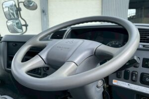 サムネイル: 【平成２１年】　三菱　ファイター　４トン　ハイジャッキセルフ　★ウインチ付　★ベッド付　(車検1年付）【お問い合わせは北見店へ～TEL0157-57-7166～】