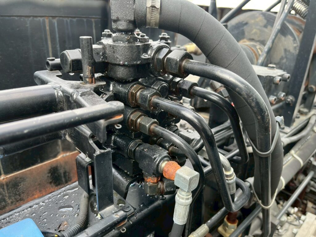 【平成２１年】　三菱　ファイター　４トン　ハイジャッキセルフ　★ウインチ付　★ベッド付　(車検1年付）【お問い合わせは北見店へ～TEL0157-57-7166～】