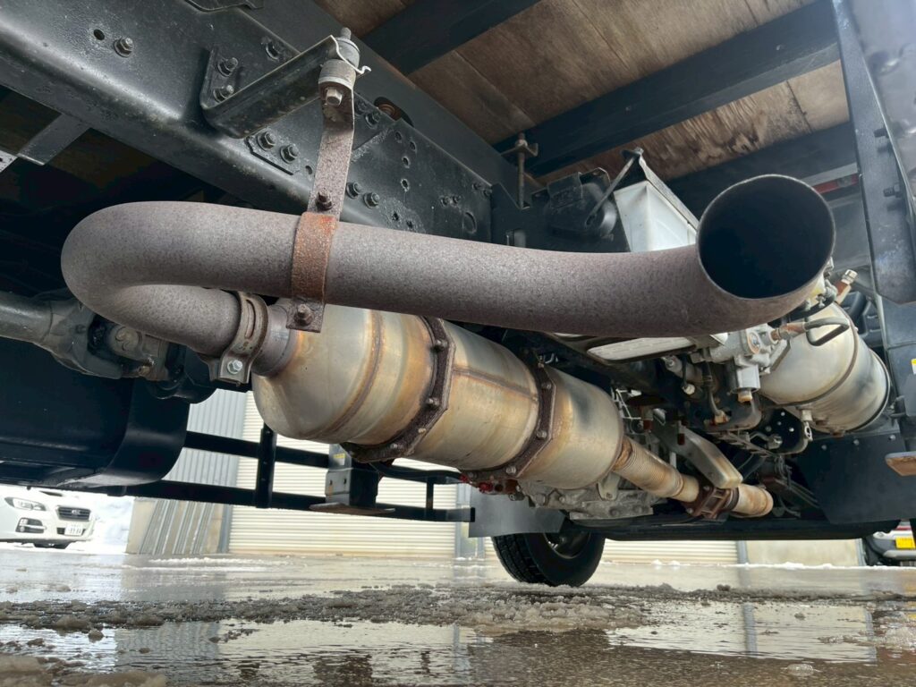 【平成２１年】　三菱　ファイター　４トン　ハイジャッキセルフ　★ウインチ付　★ベッド付　(車検1年付）【お問い合わせは北見店へ～TEL0157-57-7166～】