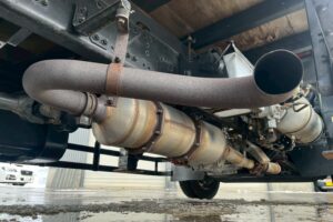 サムネイル: 【平成２１年】　三菱　ファイター　４トン　ハイジャッキセルフ　★ウインチ付　★ベッド付　(車検1年付）【お問い合わせは北見店へ～TEL0157-57-7166～】