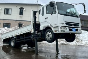 サムネイル: 【平成２１年】　三菱　ファイター　４トン　ハイジャッキセルフ　★ウインチ付　★ベッド付　(車検1年付）【お問い合わせは北見店へ～TEL0157-57-7166～】