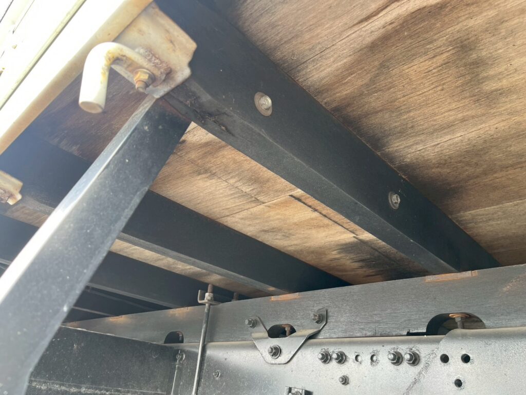 【平成２１年】　三菱　ファイター　４トン　ハイジャッキセルフ　★ウインチ付　★ベッド付　(車検1年付）【お問い合わせは北見店へ～TEL0157-57-7166～】