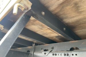 サムネイル: 【平成２１年】　三菱　ファイター　４トン　ハイジャッキセルフ　★ウインチ付　★ベッド付　(車検1年付）【お問い合わせは北見店へ～TEL0157-57-7166～】