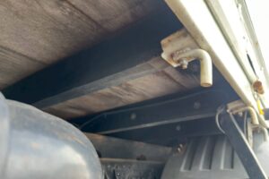 サムネイル: 【平成２１年】　三菱　ファイター　４トン　ハイジャッキセルフ　★ウインチ付　★ベッド付　(車検1年付）【お問い合わせは北見店へ～TEL0157-57-7166～】