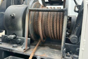 サムネイル: 【平成２１年】　三菱　ファイター　４トン　ハイジャッキセルフ　★ウインチ付　★ベッド付　(車検1年付）【お問い合わせは北見店へ～TEL0157-57-7166～】