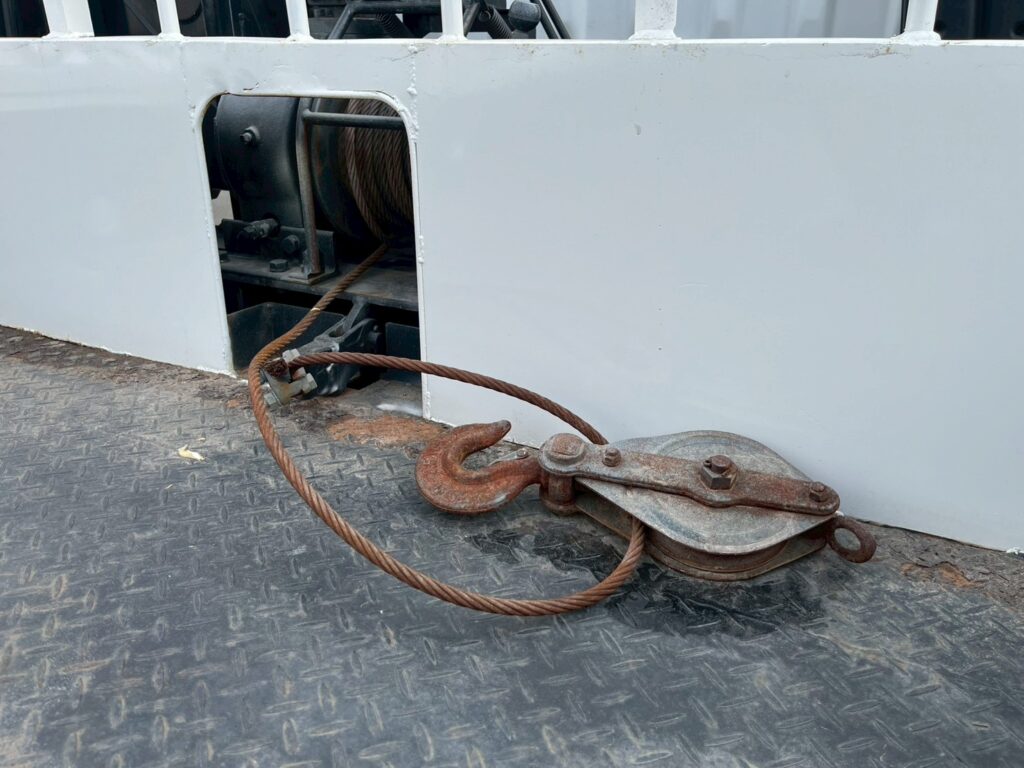 【平成２１年】　三菱　ファイター　４トン　ハイジャッキセルフ　★ウインチ付　★ベッド付　(車検1年付）【お問い合わせは北見店へ～TEL0157-57-7166～】