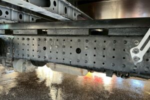 サムネイル: 【平成29年式】三菱　キャンター　2t平ボデー　セミワイド　ロング　車検令和9年1月まで！　【お問い合わせは北見店へ～TEL0157-57-7166～】