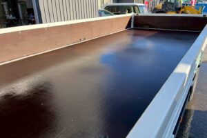 サムネイル: 【平成29年式】三菱　キャンター　2t平ボデー　セミワイド　ロング　車検令和9年1月まで！　【お問い合わせは北見店へ～TEL0157-57-7166～】